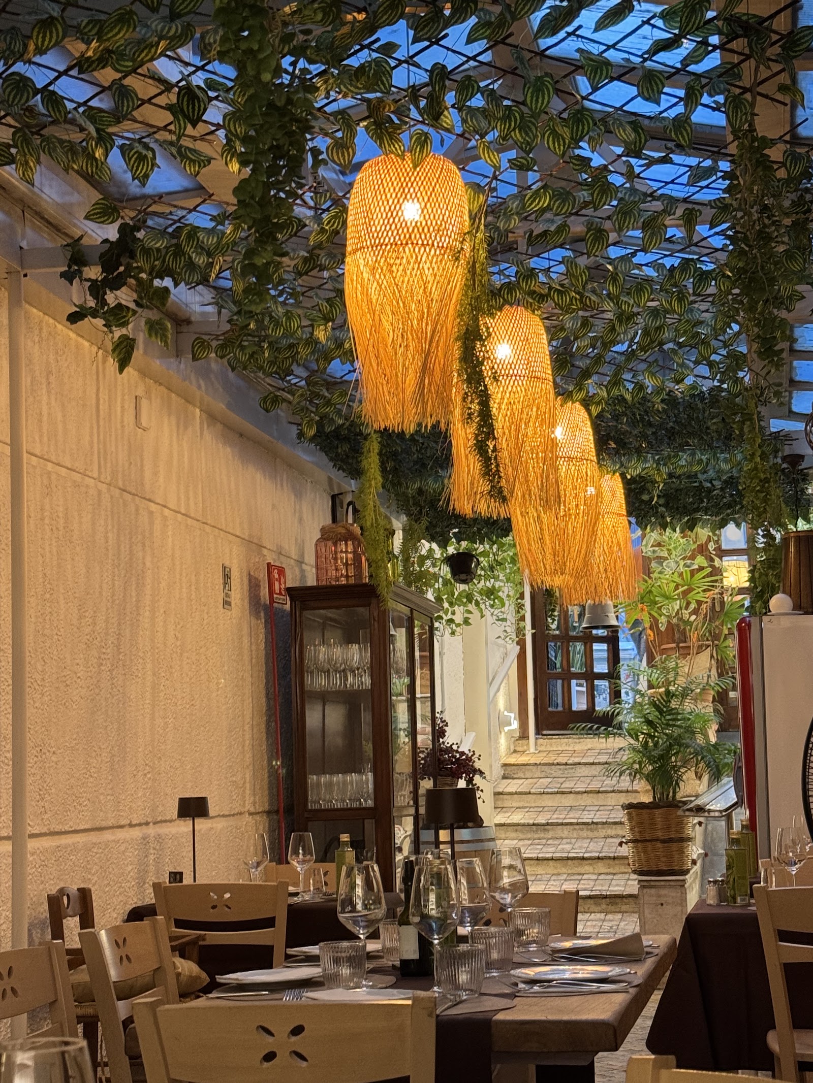 La sala sotto la pergola con le lampade dorate
