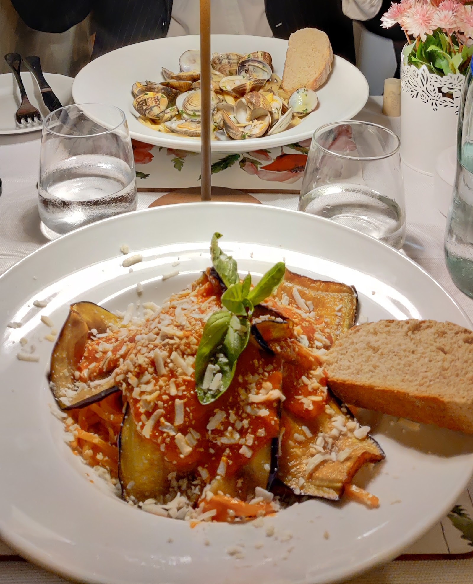 Pasta alla Norma e vongole in tavola