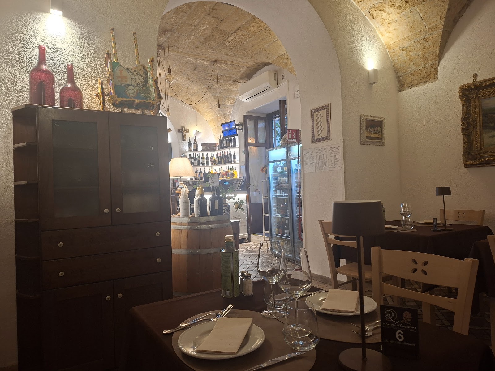 La sala di Lo Scrigno di Donna Rosa, con le volte in pietra e la cantina